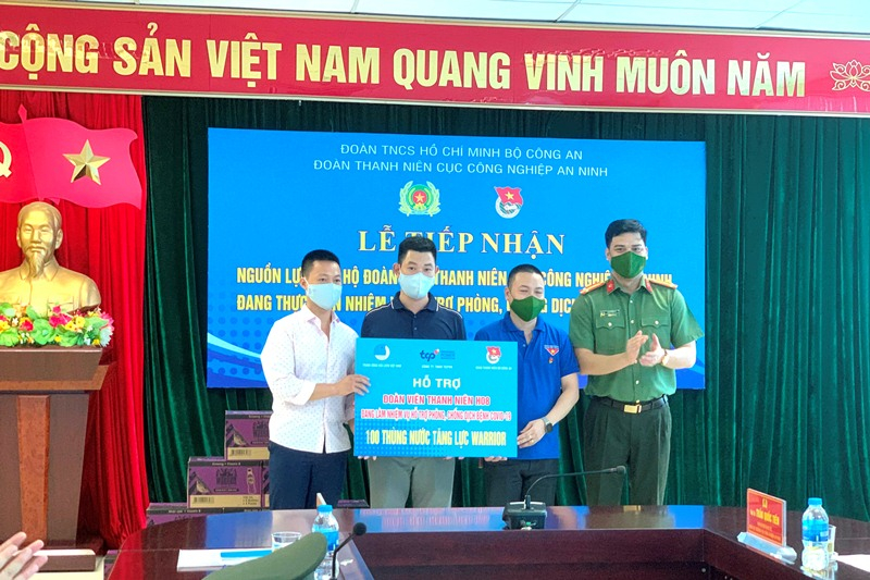 Trao quà cho đoàn viên thanh niên Công an trực tiếp sản xuất hàng hóa hỗ trợ phòng, chống dịch